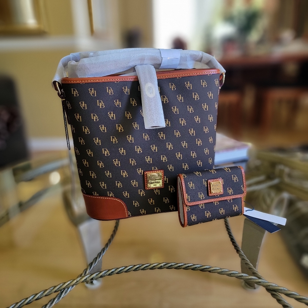 Dooney & Bourke NWT Gretta Crossbody Bucket w/ Wallet